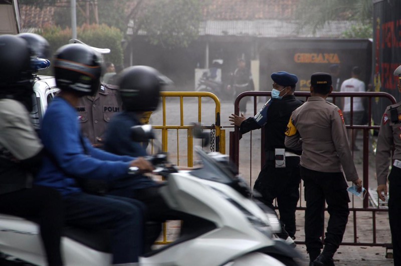 Terjadi ledakan keras di Asrama Brimob Jalan Gresik, Krembangan, Surabaya, terdengar hingga radius 3 Km. Suara ledakan keras itu terdengar sekitar pukul 10.30 WIB, Senin (4/3/2024). (Dok. Detikcom/Rifki Afifan Pridiasto)