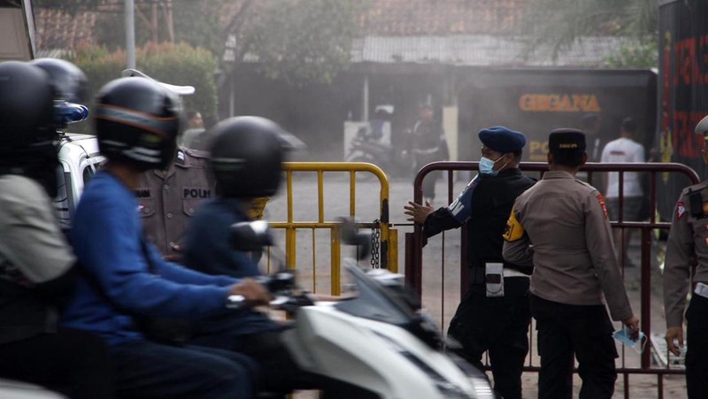 Terjadi ledakan keras di Asrama Brimob Jalan Gresik, Krembangan, Surabaya, terdengar hingga radius 3 Km. Suara ledakan keras itu terdengar sekitar pukul 10.30 WIB, Senin (4/3/2024). (Dok. Detikcom/Rifki Afifan Pridiasto)