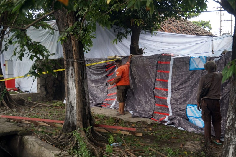 Terjadi ledakan keras di Asrama Brimob Jalan Gresik, Krembangan, Surabaya, terdengar hingga radius 3 Km. Suara ledakan keras itu terdengar sekitar pukul 10.30 WIB, Senin (4/3/2024). (Dok. Detikcom/Rifki Afifan Pridiasto)