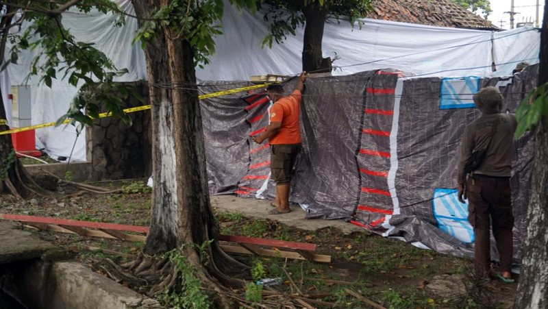 Terjadi ledakan keras di Asrama Brimob Jalan Gresik, Krembangan, Surabaya, terdengar hingga radius 3 Km. Suara ledakan keras itu terdengar sekitar pukul 10.30 WIB, Senin (4/3/2024). (Dok. Detikcom/Rifki Afifan Pridiasto)