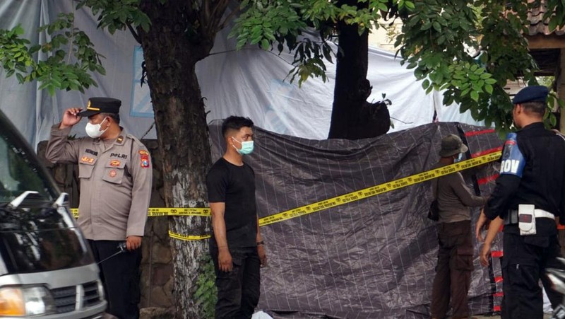 Terjadi ledakan keras di Asrama Brimob Jalan Gresik, Krembangan, Surabaya, terdengar hingga radius 3 Km. Suara ledakan keras itu terdengar sekitar pukul 10.30 WIB, Senin (4/3/2024). (Dok. Detikcom/Rifki Afifan Pridiasto)