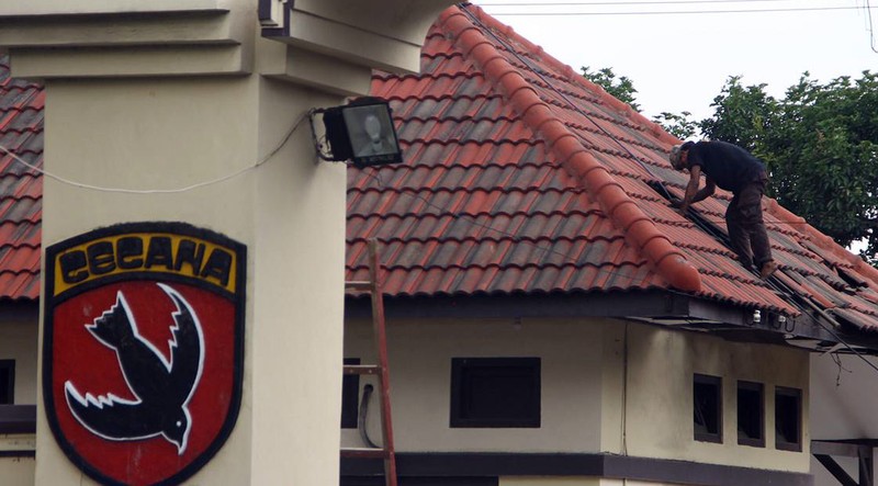 Terjadi ledakan keras di Asrama Brimob Jalan Gresik, Krembangan, Surabaya, terdengar hingga radius 3 Km. Suara ledakan keras itu terdengar sekitar pukul 10.30 WIB, Senin (4/3/2024). (Dok. Detikcom/Rifki Afifan Pridiasto)