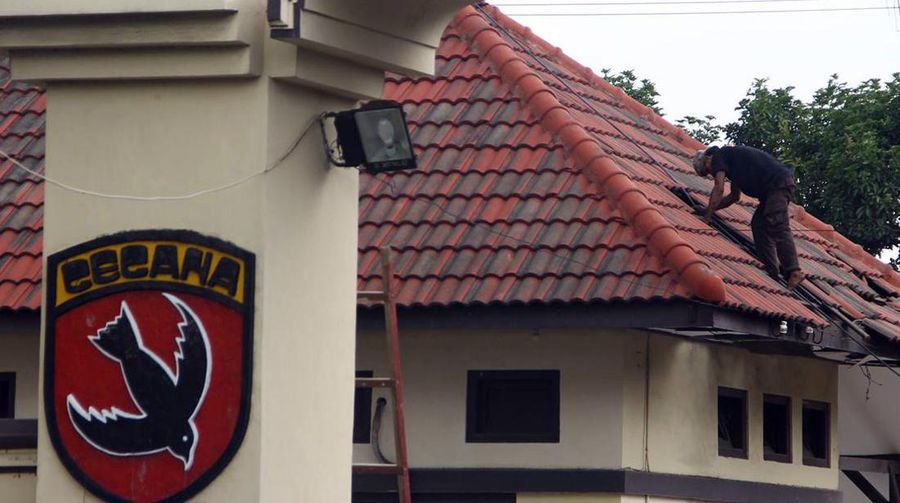 Terjadi ledakan keras di Asrama Brimob Jalan Gresik, Krembangan, Surabaya, terdengar hingga radius 3 Km. Suara ledakan keras itu terdengar sekitar pukul 10.30 WIB, Senin (4/3/2024). (Dok. Detikcom/Rifki Afifan Pridiasto)