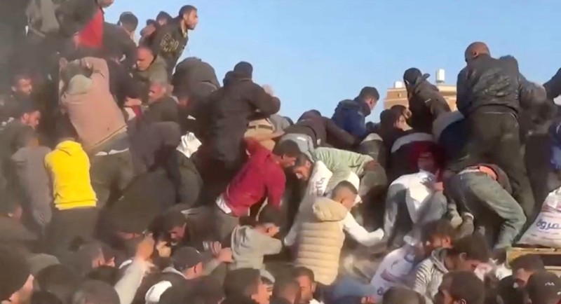 Tentara AS melakukan pertolongan pertama di Gaza, di tengah konflik yang sedang berlangsung antara Israel dan kelompok Islam Palestina Hamas, di Kota Gaza, 2 Maret 2024. (via REUTERS/Tech. Sgt. Christopher Hubenthal)