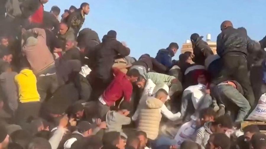 Warga Gaza menuju truk bantuan yang membawa kantong-kantong tepung di lingkungan Al Zaytun, di tengah konflik yang sedang berlangsung antara Israel dan kelompok Islam Palestina Hamas, di Kota Gaza, dalam gambar diam yang diambil dari video, 2 Maret 2024. (REUTERS/Reuters TV)