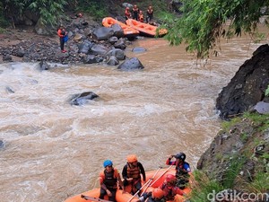 Tangis Anak Saksikan Ibu Jatuh Tenggelam ke Sungai Cicatih