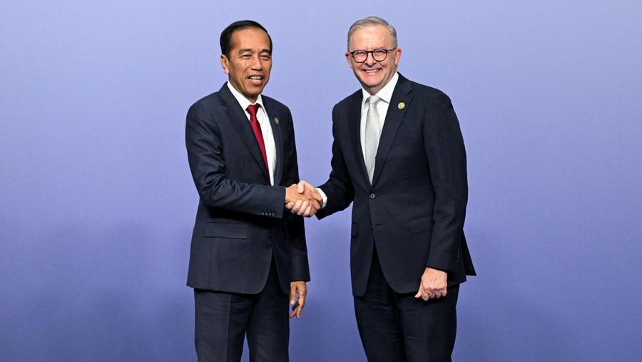 Perdana Menteri Australia Anthony Albanese menyambut Presiden Indonesia Joko Widodo pada KTT Khusus ASEAN-Australia, di Melbourne, Australia 5 Maret 2024. REUTERS/Jaimi Joy