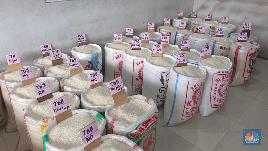 Beras Medium dan Premium di Pasar Induk Cipinang. (CNBC Indonesia/Martyasari Rizky)