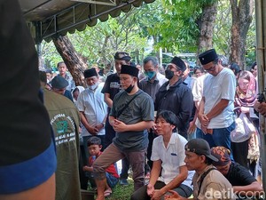 Kondisi Bimbim Slank Antarkan Jenazah Ayah ke Liang Lahad