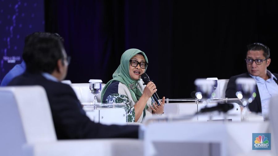 CEO XL Axiata, Dian Siswarini memberi pemaparan di acara Tech & Telco Summit 2024 di Auditorium Menara Bank Mega, Jakarta, Selasa 5/3. (²©²ÊÍøÕ¾/Tri Susilo)
