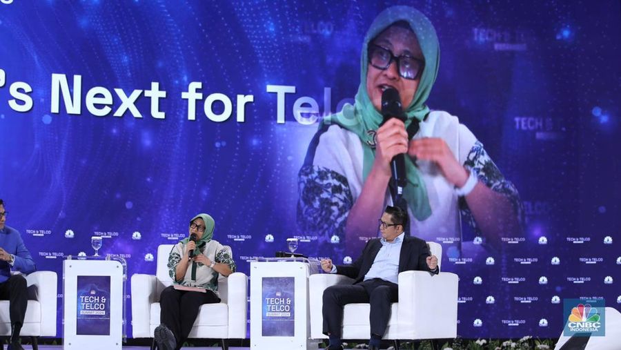 CEO XL Axiata, Dian Siswarini memberi pemaparan di acara Tech & Telco Summit 2024 di Auditorium Menara Bank Mega, Jakarta, Selasa 5/3. (CNBC Indonesia/Tri Susilo)