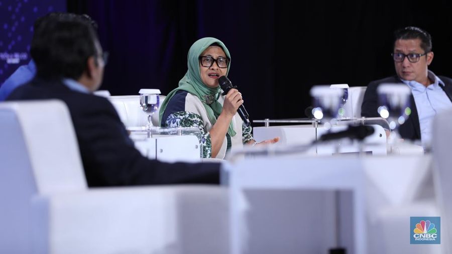 CEO XL Axiata, Dian Siswarini memberi pemaparan di acara Tech & Telco Summit 2024 di Auditorium Menara Bank Mega, Jakarta, Selasa 5/3. (CNBC Indonesia/Tri Susilo)