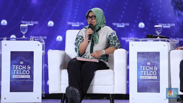 CEO XL Axiata, Dian Siswarini memberi pemaparan di acara Tech & Telco Summit 2024 di Auditorium Menara Bank Mega, Jakarta, Selasa 5/3. (CNBC Indonesia/Tri Susilo)