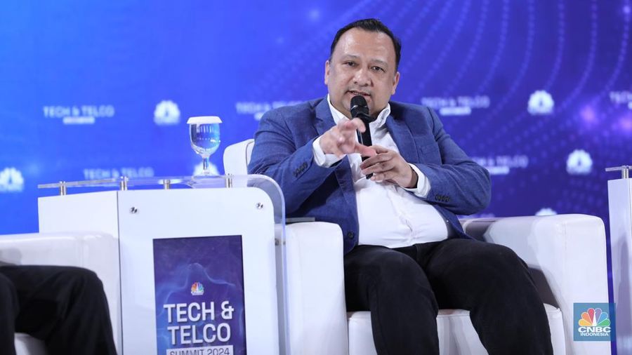 Dharma Simorangkir, President Director Microsoft Indonesia, memberi pemaparan di acara Tech & Telco Summit 2024 di Auditorium Menara Bank Mega, Jakarta, Selasa 5/3. (CNBC Indonesia/Tri Susilo)