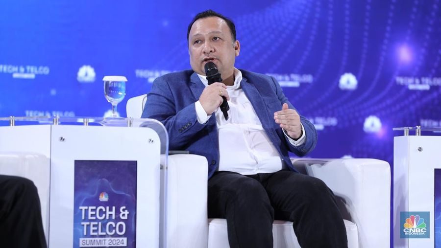 Dharma Simorangkir, President Director Microsoft Indonesia, memberi pemaparan di acara Tech & Telco Summit 2024 di Auditorium Menara Bank Mega, Jakarta, Selasa 5/3. (CNBC Indonesia/Tri Susilo)