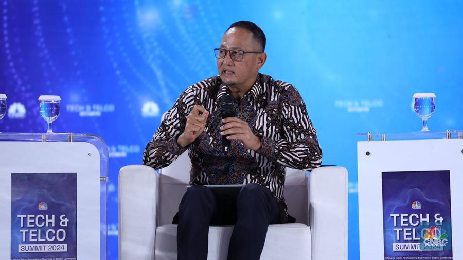 Direktur Jenderal Aplikasi Informatika, Semuel Abrijani memberi pemaparan di acara Tech & Telco Summit 2024 di Auditorium Menara Bank Mega, Jakarta, Selasa (5/3/2024). (CNBC Indonesia/Tri Susilo)