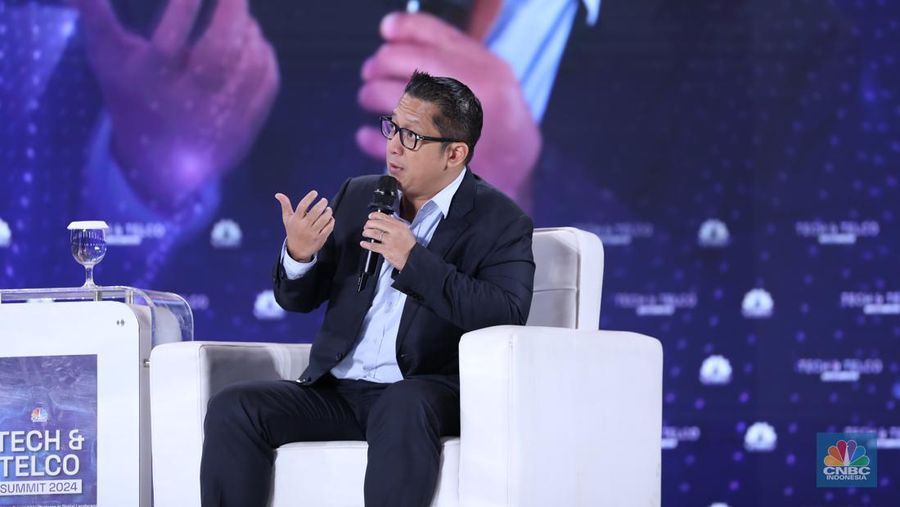 Direktur Sales dan Telkomsel, Adiwinahyu B. Sigit memberi pemaparan di acara Tech & Telco Summit 2024 di Auditorium Menara Bank Mega, Jakarta, Selasa 5/3. (CNBC Indonesia/Tri Susilo)