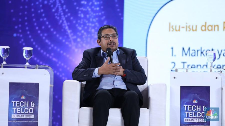 Dirjen Sumber Daya dan Perangkat Pos dan Informatika KOMINFO, Ismail MT memberi pemaparan di acara Tech & Telco Summit 2024 di Auditorium Menara Bank Mega, Jakarta, Selasa 5/3. (CNBC Indonesia/Tri Susilo)