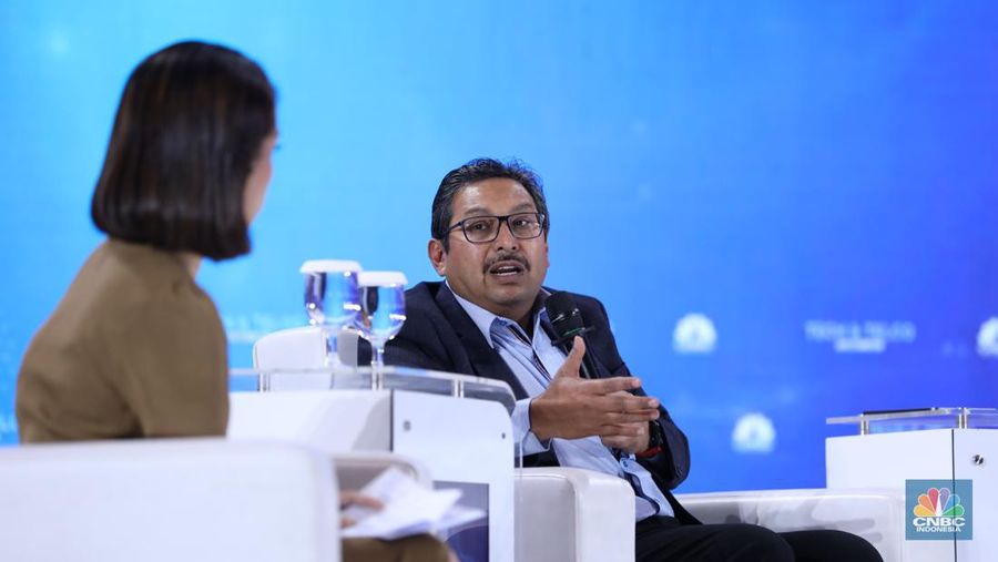 Dirjen Sumber Daya dan Perangkat Pos dan Informatika KOMINFO, Ismail MT memberi pemaparan di acara Tech & Telco Summit 2024 di Auditorium Menara Bank Mega, Jakarta, Selasa 5/3. (CNBC Indonesia/Tri Susilo)
