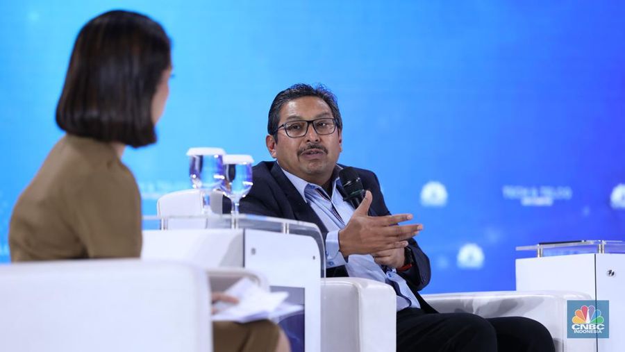 Dirjen Sumber Daya dan Perangkat Pos dan Informatika KOMINFO, Ismail MT memberi pemaparan di acara Tech & Telco Summit 2024 di Auditorium Menara Bank Mega, Jakarta, Selasa 5/3. (վ/Tri Susilo)