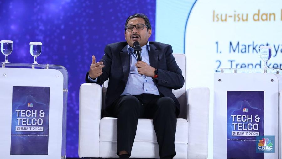Dirjen Sumber Daya dan Perangkat Pos dan Informatika KOMINFO, Ismail MT memberi pemaparan di acara Tech & Telco Summit 2024 di Auditorium Menara Bank Mega, Jakarta, Selasa 5/3. (CNBC Indonesia/Tri Susilo)