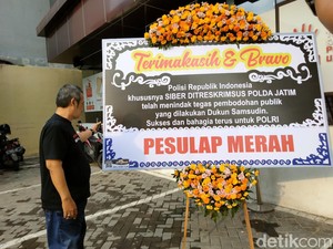Karangan Bunga Pesulap Merah untuk Polda Jatim yang Tangkap Gus Samsudin