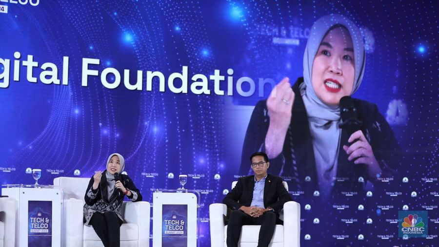 Kepala Data dan Pejabat Tata Kelola, Dini Maghfirra memberi pemaparan di acara Tech & Telco Summit 2024 di Auditorium Menara Bank Mega, Jakarta, Selasa (5/3/2024). (CNBC Indonesia/Tri Susilo)
