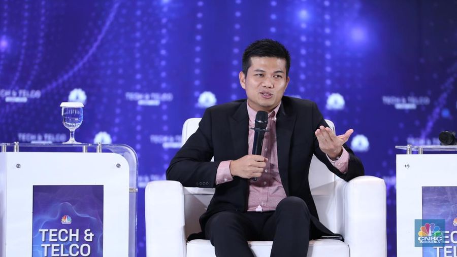 Ketua Umum Asosiasi Penyelenggara Jasa Internet Indonesia - APJII, Muhammad Arif  memberi pemaparan di acara Tech & Telco Summit 2024 di Auditorium Menara Bank Mega, Jakarta, Selasa 5/3. (վ/Tri Susilo)