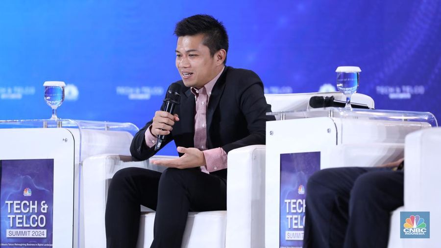 Ketua Umum Asosiasi Penyelenggara Jasa Internet Indonesia - APJII, Muhammad Arif  memberi pemaparan di acara Tech & Telco Summit 2024 di Auditorium Menara Bank Mega, Jakarta, Selasa 5/3. (CNBC Indonesia/Tri Susilo)