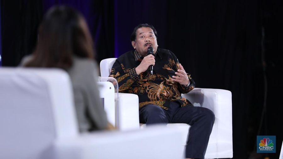 Ketua Umum Masyarakat Telematika Indonesia Sarwoto Atmosutarno memberi pemaparan di acara Tech & Telco Summit 2024 di Auditorium Menara Bank Mega, Jakarta, Selasa 5/3. (CNBC Indonesia/Tri Susilo)