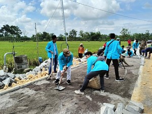 Mahasiswa Ngawi Pilih Bagikan Beras ke Warga daripada Demo Pemilu 2024