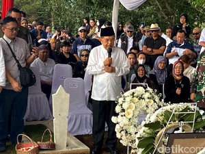 JK hingga Susi Pudjiastuti Hadiri Pemakaman Solihin GP di TMP Cikutra