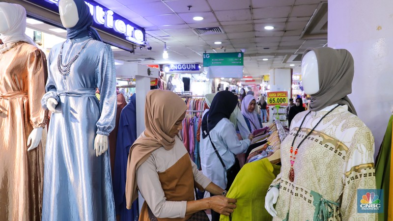 Pengunjung memilih busana muslim saat berbelanja di Pasar Tanah Abang, Jakarta, Selasa (5/3/2024). (CNBC Indonesia/Faisal Rahman)