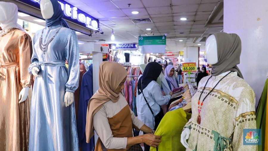 Pengunjung memilih busana muslim saat berbelanja di Pasar Tanah Abang, Jakarta, Selasa (5/3/2024). (CNBC Indonesia/Faisal Rahman)