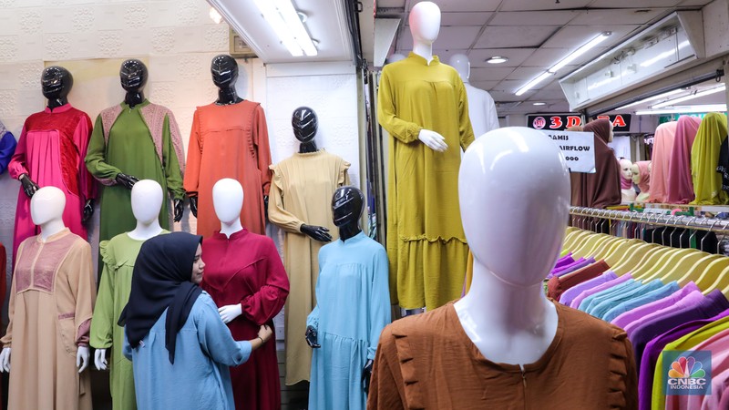 Pengunjung memilih busana muslim saat berbelanja di Pasar Tanah Abang, Jakarta, Selasa (5/3/2024). (CNBC Indonesia/Faisal Rahman)
