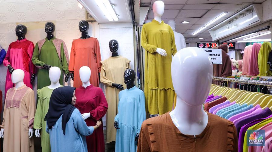 Pengunjung memilih busana muslim saat berbelanja di Pasar Tanah Abang, Jakarta, Selasa (5/3/2024). (CNBC Indonesia/Faisal Rahman)