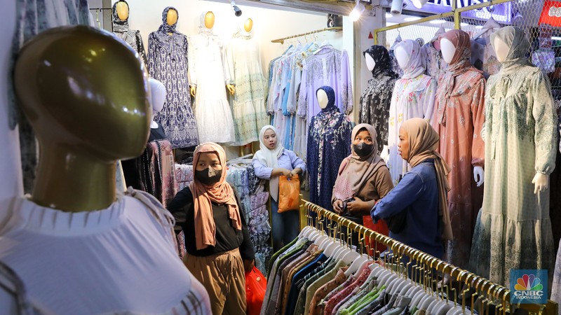 Pengunjung memilih busana muslim saat berbelanja di Pasar Tanah Abang, Jakarta, Selasa (5/3/2024). (CNBC Indonesia/Faisal Rahman)