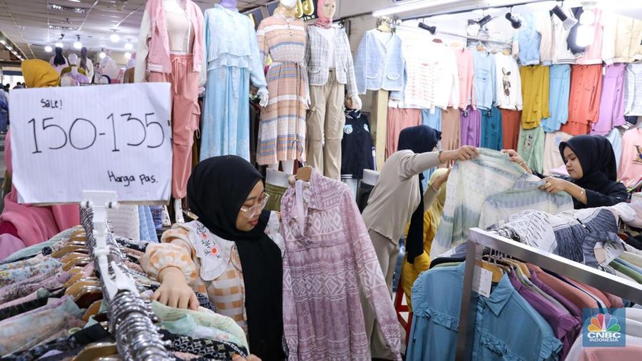 Pengunjung memilih busana muslim saat berbelanja di Pasar Tanah Abang, Jakarta, Selasa (5/3/2024). (CNBC Indonesia/Faisal Rahman)
