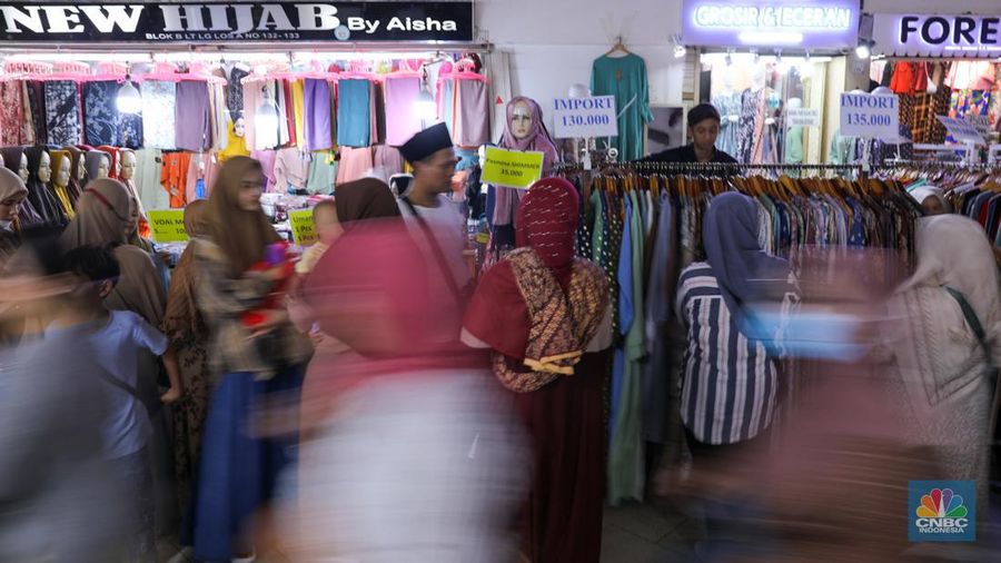 Pengunjung memilih busana muslim saat berbelanja di Pasar Tanah Abang, Jakarta, Selasa (5/3/2024). (CNBC Indonesia/Faisal Rahman)