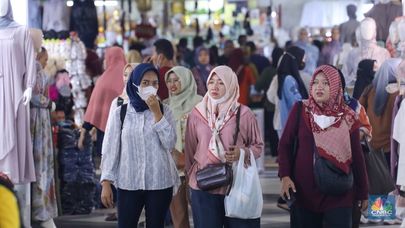 Pasar Tanah Abang Pengunjung memilih busana muslim saat berbelanja di Pasar Tanah Abang, Jakarta, Selasa (5/3/2024). (CNBC Indonesia/Faisal Rahman)