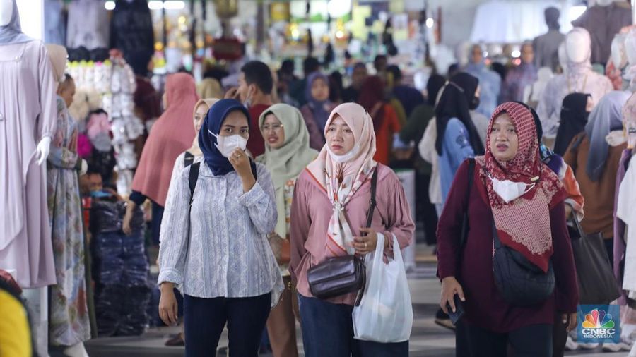 Pengunjung memilih busana muslim saat berbelanja di Pasar Tanah Abang, Jakarta, Selasa (5/3/2024). (CNBC Indonesia/Faisal Rahman)
