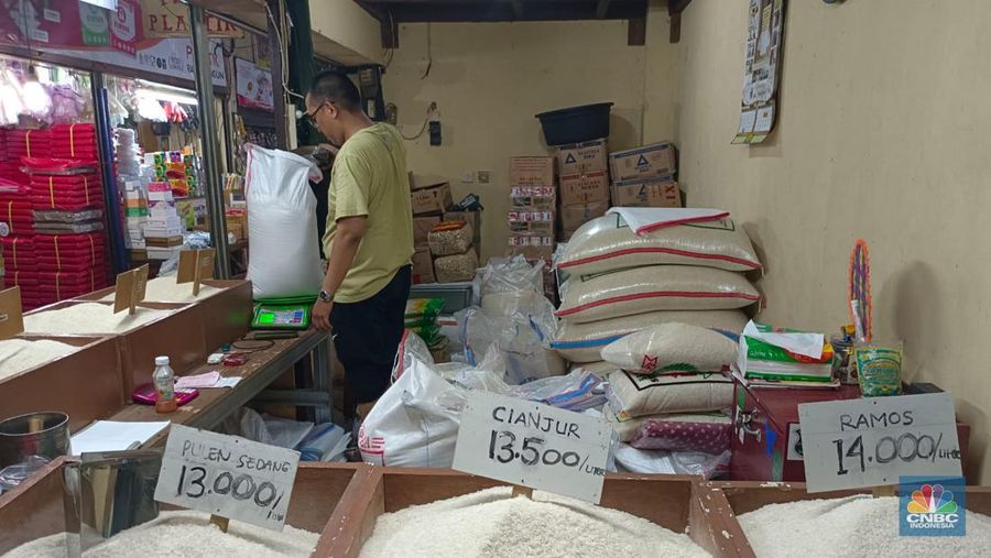 Pedagang menjual harga beras berbeda di Pasar Rawamangun, Jakarta Timur. (CNBC Indonesia/Martyasari Rizky)