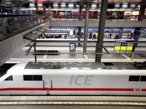 Pasangan Full Senyum, Kereta di Jerman akan Sediakan Kabin untuk Ciuman