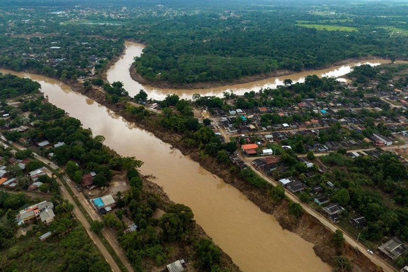 Pemandangan udara Sungai Los Angeles yang meluap akibat hujan lebat di Cobija, Bolivia, pada 4 Maret 2024. Pemandangan udara Sungai Los Angeles yang meluap akibat hujan lebat di Cobija, Bolivia, pada 4 Maret 2024. Perairan Sungai Acre di Bolivia akhirnya surut setelah seminggu menggenangi masyarakat di perbatasan antara Bolivia dan Brasil. Di ibu kota wilayah Cobija, warga Bolivia berupaya membersihkan rumah mereka yang terkena lumpur, sementara pemerintah daerah berupaya membantu dengan memberikan sumbangan dasar. (Photo by AIZAR RALDES / AFP)