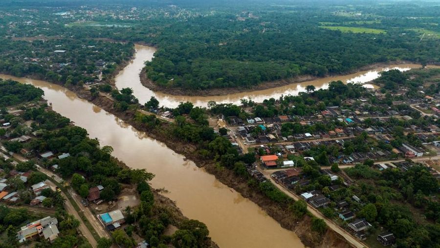 Pemandangan udara Sungai Los Angeles yang meluap akibat hujan lebat di Cobija, Bolivia, pada 4 Maret 2024. Perairan Sungai Acre di Bolivia akhirnya surut setelah seminggu menggenangi masyarakat di perbatasan antara Bolivia dan Brasil. Di ibu kota wilayah Cobija, warga Bolivia berupaya membersihkan rumah mereka yang terkena lumpur, sementara pemerintah daerah berupaya membantu dengan memberikan sumbangan dasar. (Photo by AIZAR RALDES / AFP)