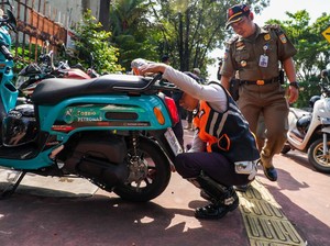 Pemkot Jakpus Tertibkan PKL-Parkir Liar yang Okupasi Trotoar Cempaka Putih