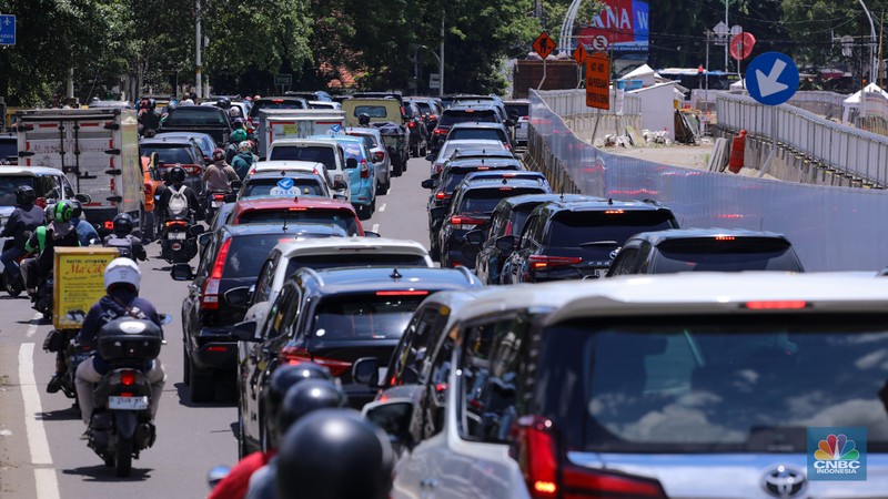 Pengendara sepeda melintasi trotoar jalan di kawasan Matraman, Jakarta, Selasa (5/3/2024). Pengendara sepeda melintasi trotoar jalan di kawasan Matraman, Jakarta, Selasa (5/3/2024). (CNBC Indonesia/Faisal Rahman)