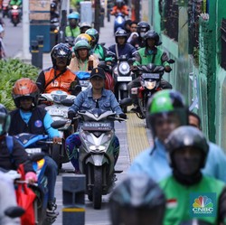 Bikin Malu! Potret Puluhan Pemotor 'Bajak' Trotoar Jalan Ibu Kota