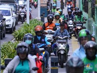 Bikin Malu! Potret Puluhan Pemotor 'Bajak' Trotoar Jalan Ibu Kota