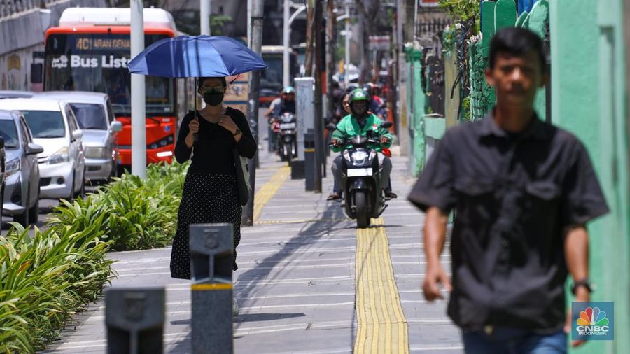 Pengendara sepeda melintasi trotoar jalan di kawasan Matraman, Jakarta, Selasa (5/3/2024). (²©²ÊÍøÕ¾/Faisal Rahman)
